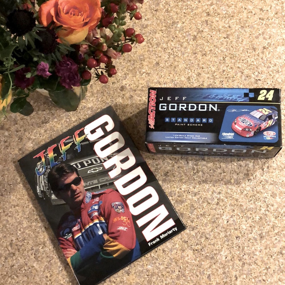 Jeff Gordon Action 1:24 Scale Stock Car 2006 Monte Carlo and Book